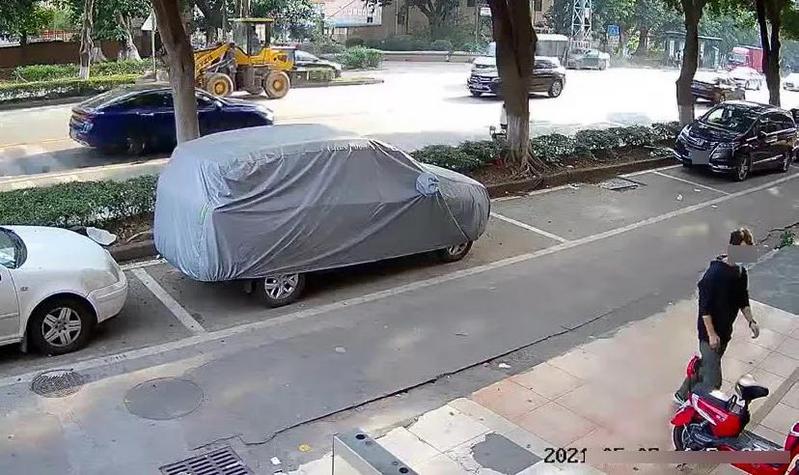 羊城派 东莞市清溪镇便衣警察街边抓捕,一招制敌直接拿下