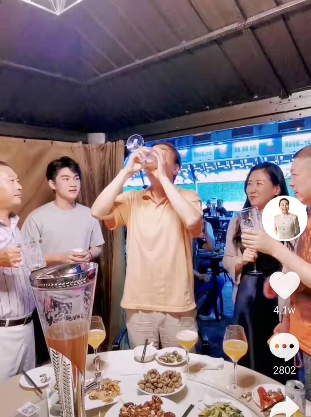 冯巩|64岁冯巩人气爆棚！吃饭被路人敬酒喝到饱，称观众是上帝千万别烦