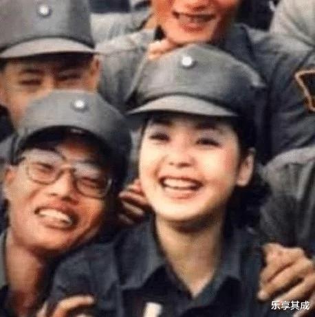 邓丽君|当年被邓丽君亲过的士兵，兴奋的每天只洗半边脸，如今变成这样了