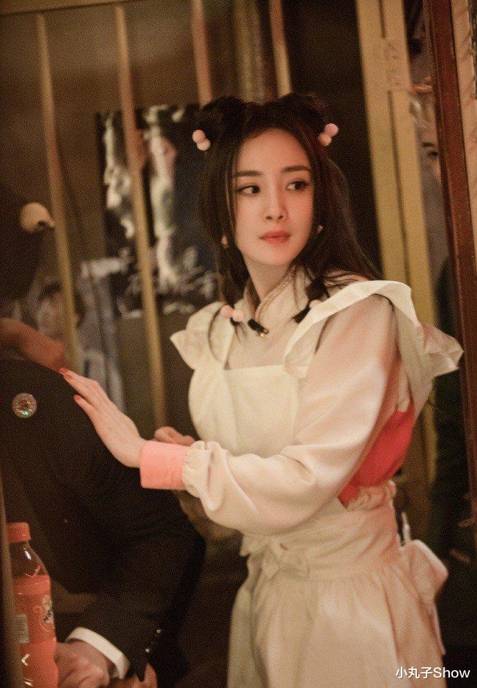 杨幂|35岁杨幂白色围裙COS女仆，哪吒头俏皮赛少女，高鼻梁秒变立体脸
