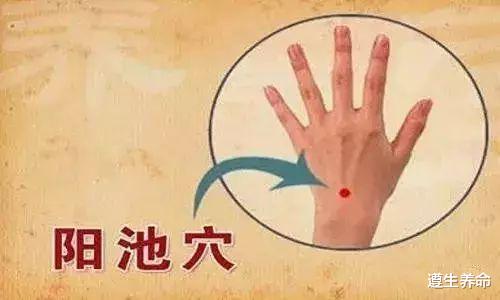 熬夜|寒冬虽然穿着棉衣还是感觉冷，一个穴位暖全身