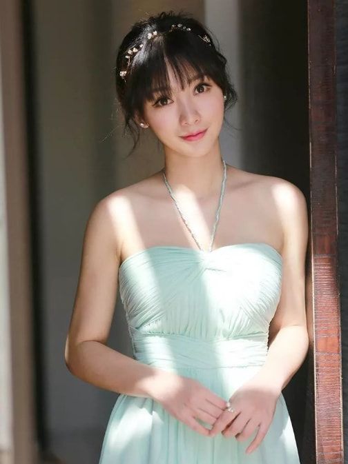 |“性感女神”柳岩：为母亲治病进入娱乐圈，惹怒知名导演因祸得福