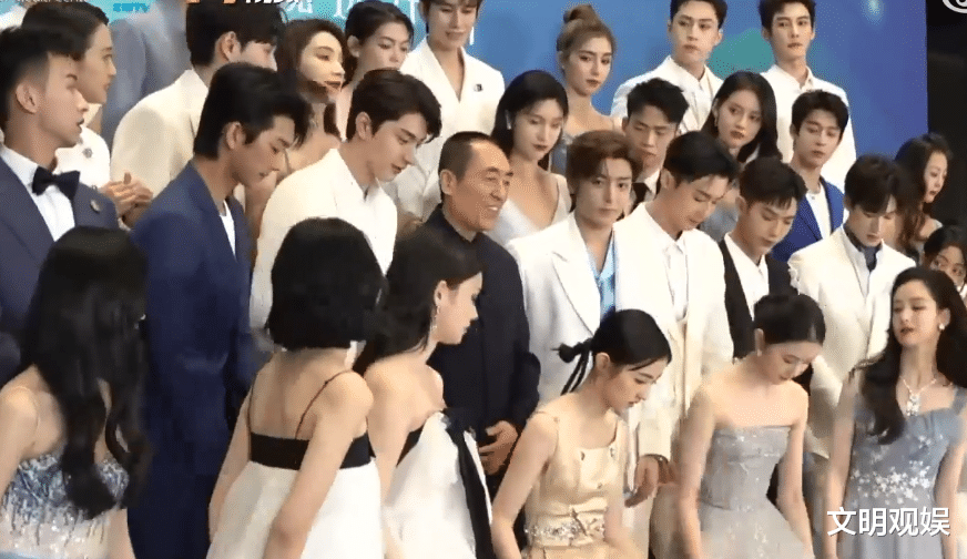 蒋依依|星辰大海拍合照，张子枫享C位，蒋依依比吴宣仪还靠边