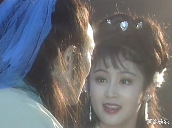 民间故事:老汉深夜赶路,看见喜鹊立坟头,扔出铜钱躲过一劫