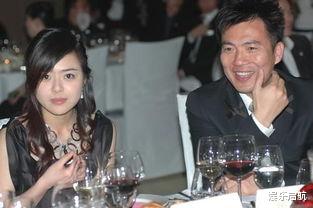 黄健翔|黄健翔和做完癌症手术的老婆提出离婚，老婆哭着说：我跟了你15年你太狠心了！