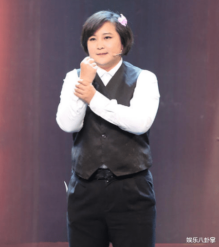 贾玲|贾丹放弃大学和婚礼，全力供养贾玲9年，贾玲成名后为她买房买车