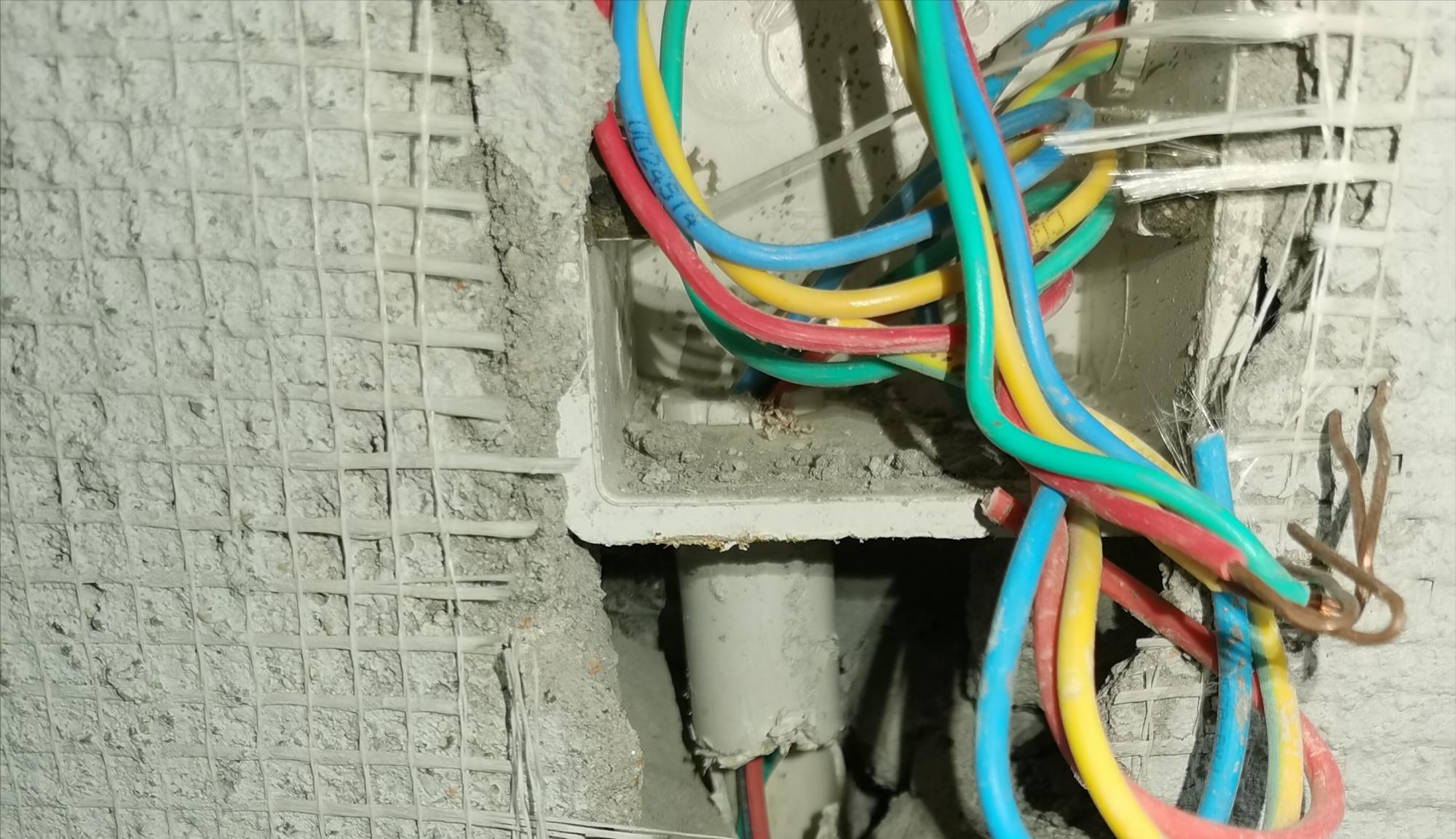 发现水电工把电线和地暖私自在中间做接头，赶紧换人，否则很严重