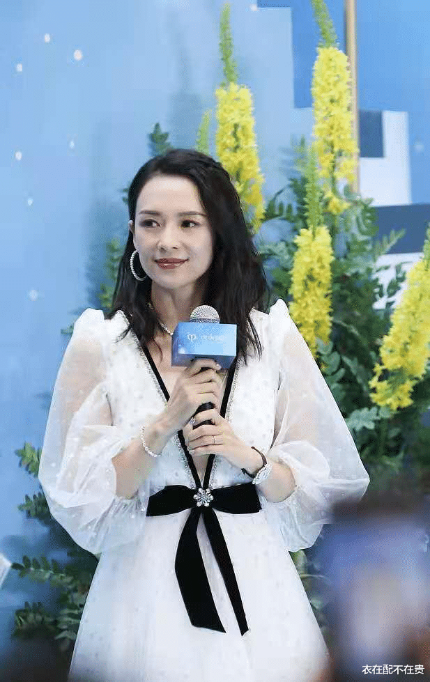 衣在配不在贵 章子怡领子还是穿高点吧，直接拉到腰部，虽然看着大胆却很显气质