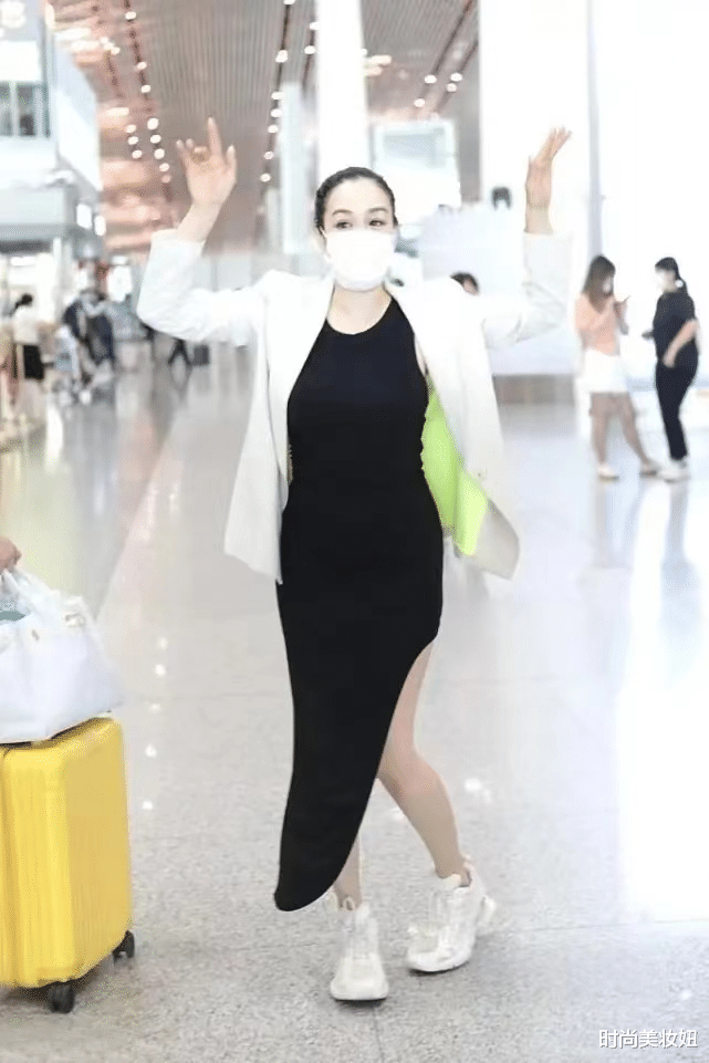 时尚美妆妞 51岁钟丽缇真没“大妈”样，穿高开叉连衣裙配西装，时髦又洋气