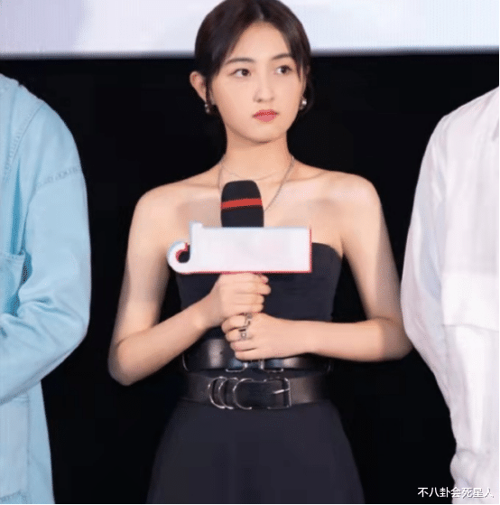 迪丽热巴|女星红毯露肩装，斜方肌、膀子大、背厚，“露肩杀”变“露肩死”