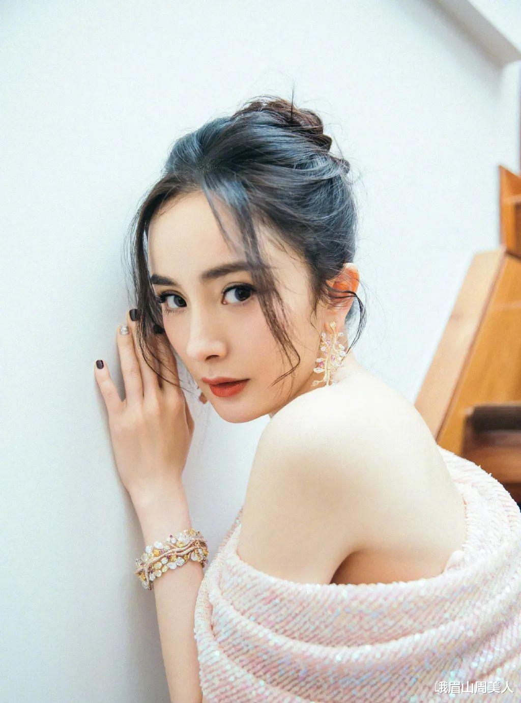 t恤|?女人别总扎“低马尾”，今年流行这3种发型，杨幂、迪丽热巴早安排了！