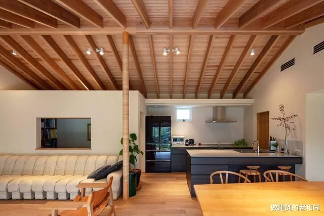 200㎡的日式住宅:以木为材,围绕一个流水庭院组织空间