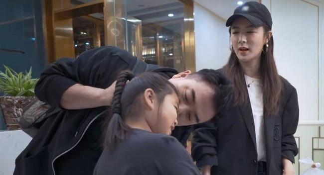 薇娅|薇娅被封杀后，老公现身公司，处理后续事情，神情落寞显孤单！