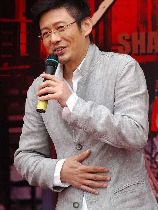 程前|如今的程前57岁了，也算是老来得子，一家三口看上去十分的幸福