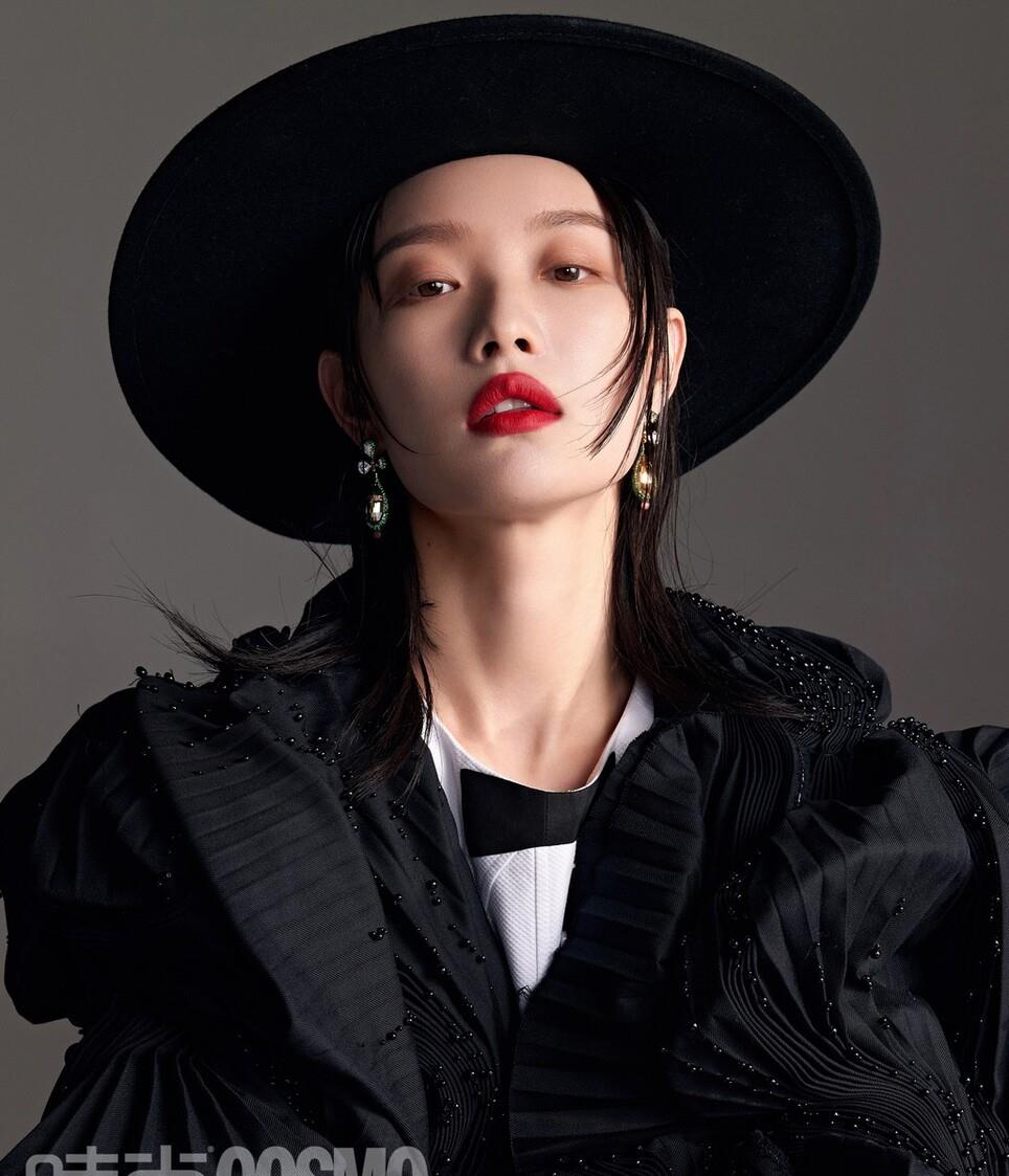 皮草|倪妮最新时尚大片,穿蕾丝长裙配皮草披肩,优雅华贵高级感十足