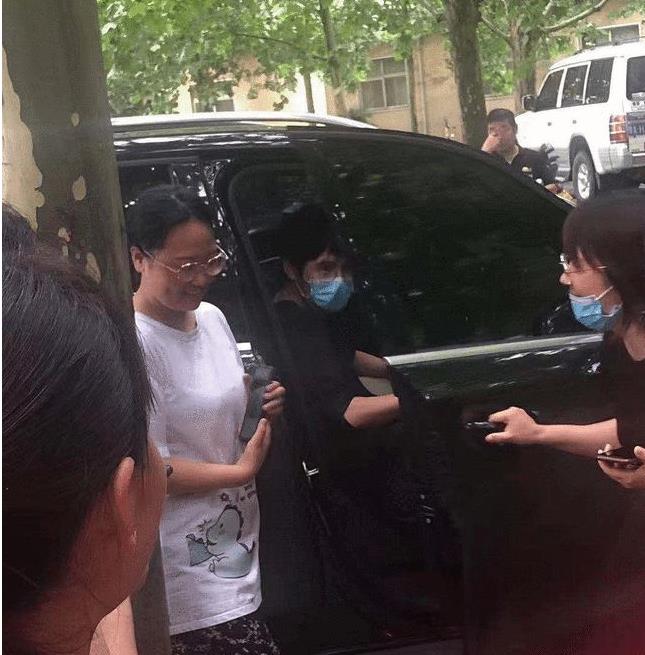 刘昊然|刘昊然低调现身河南？亲自送物资获赞扬，与王一博形成鲜明对比