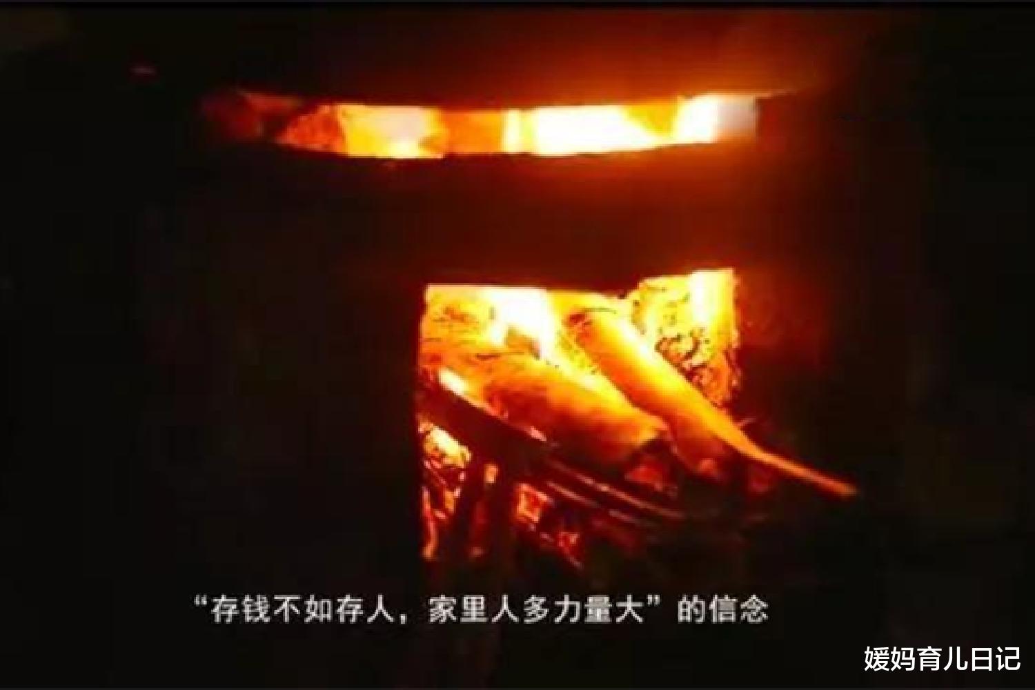 媛妈育儿日记|24岁二胎妈妈烈日下捡垃圾，抱一个拉一个，哀其不幸却也怒其不争