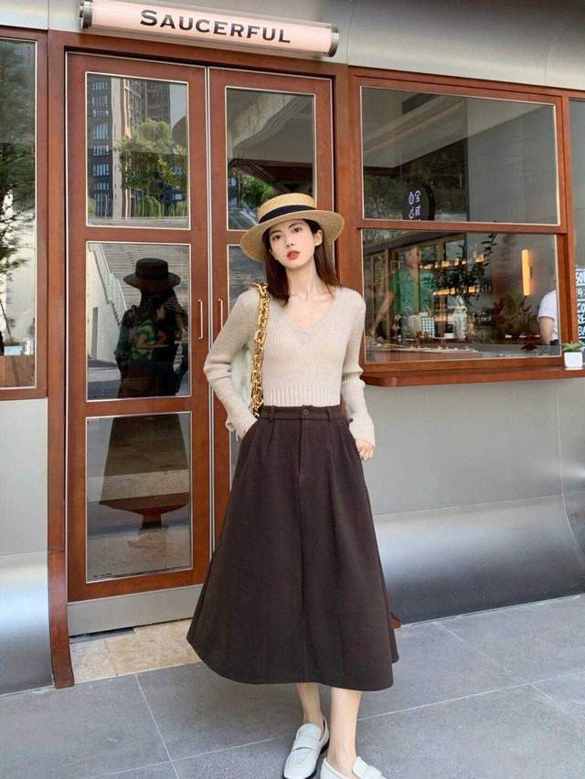 何有强|30+的女生建议多尝试优雅风，针织衫搭配高腰A字半身裙，高级减龄