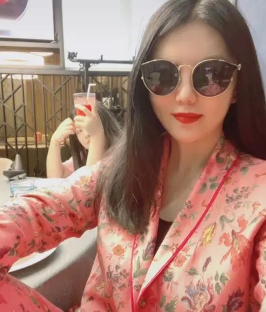 李湘|李湘变蛇精脸，与女儿就餐不忘拍照，王诗龄忙举杯挡脸