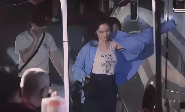 杨幂|杨幂路透照引争议！随意撩头发展露真实身材，被网友指责故意摆拍