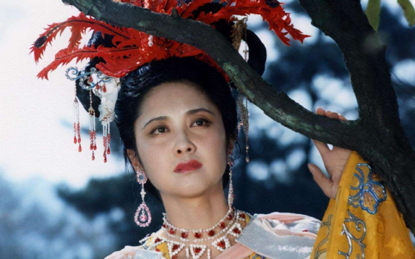 老明星|69岁朱琳近照罕见曝光！戴花丝巾身形消瘦，挎帆布袋接地气