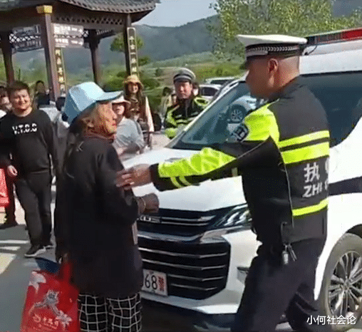 小何社会论 河南一拄拐老太拦车要钱，连路过警车都不放过，在当地小有名气