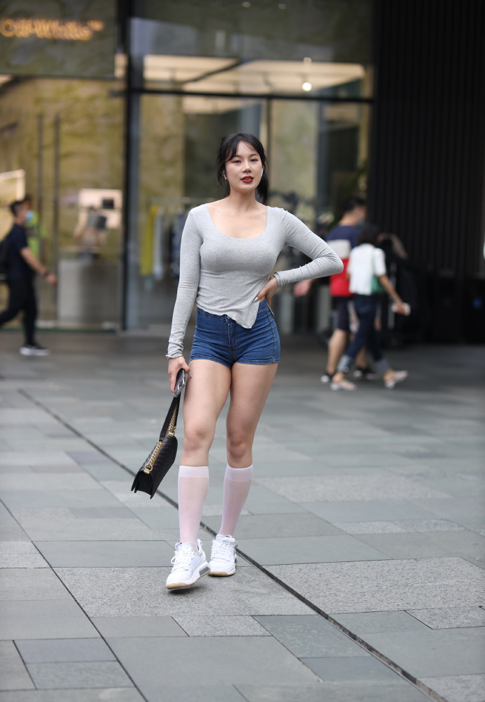 坎叔说时尚|气质女生的秋季搭配,选择复古运动风,既显身材又有魅力