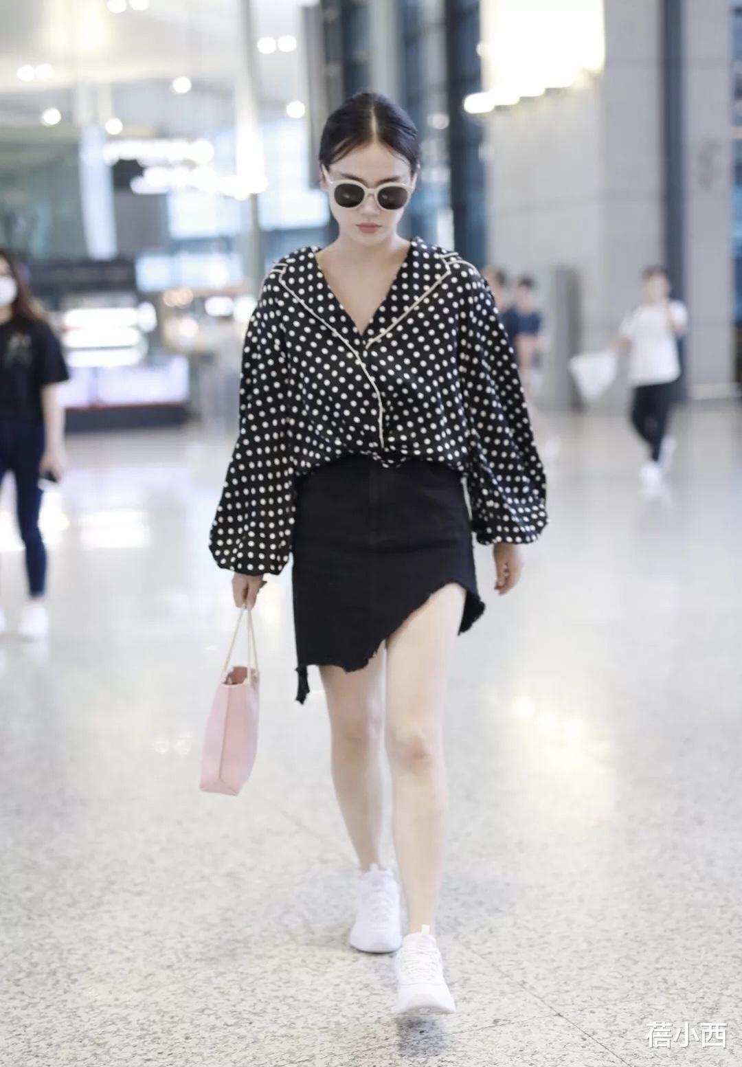 邹元清|郑恺老婆苗苗的气质真天然，穿T恤配印花裤就出门，根本无需美颜