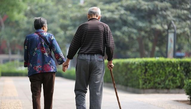 长春一六旬老太太杀死老伴,点燃房屋后自首,知情人:半路夫妻