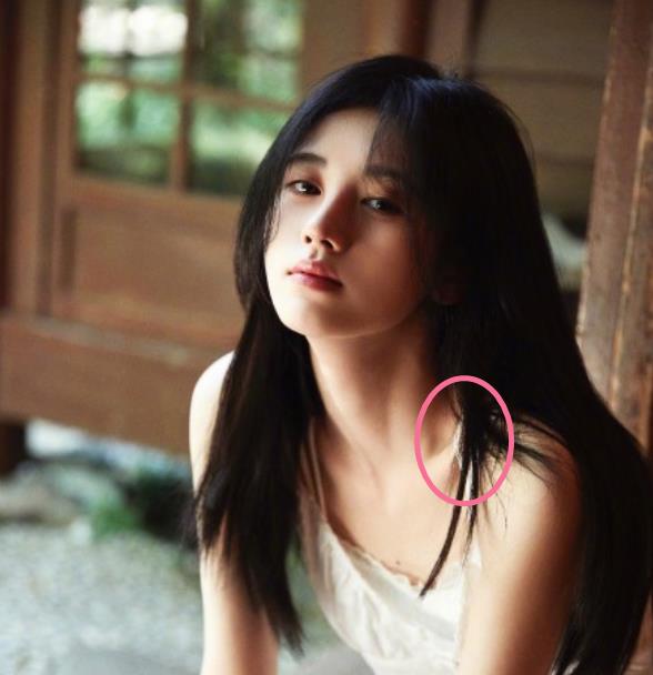 刘亦菲|鞠婧祎被同门师妹模仿后，精致风变简约风，晒夏日照片秀锁骨窝