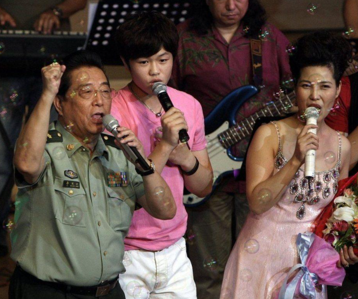 张慧雯|82岁李双江携娇妻聚餐，饭店奢华似皇宫，梦鸽头秃气质不复当年