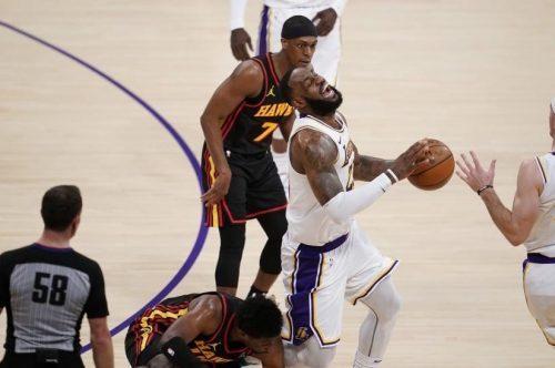 勒布朗·詹姆斯|彻底怒了！詹姆斯怒斥希尔：他的肮脏动作毁了我和湖人的前途