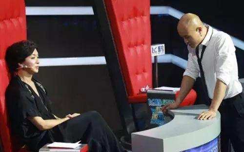 乐嘉|强吻谢娜辱骂金星遭“封杀”，乐嘉开豪车买名犬，比从前还潇洒？