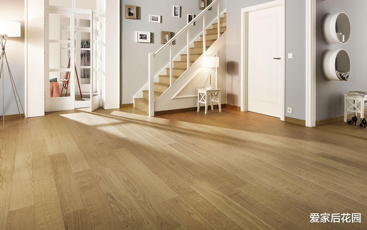 担心实木地板受损？学会5个小妙招，轻松保护好家里的实木地板