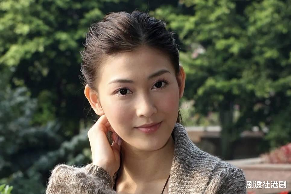 李彩桦|37岁香港著名女星陷整容疑云，被指苹果肌太发达，晒童年照力证清白