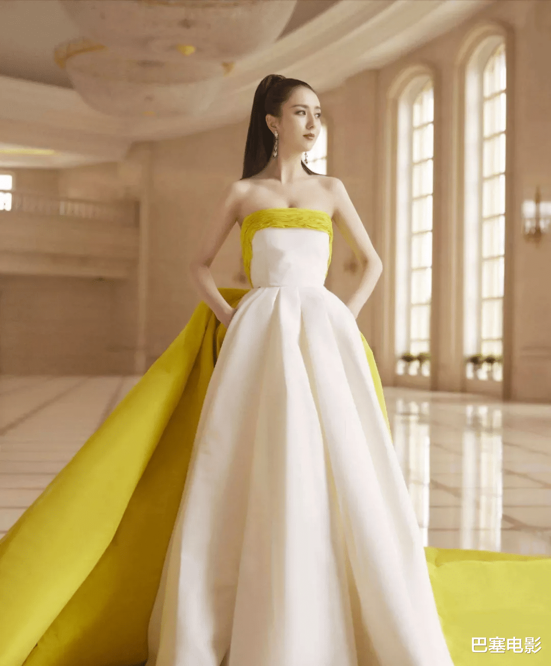 童瑶|2021惊艳红毯：童瑶“惹火”，杨幂、刘雯鲨疯了，鞠婧祎美得意外