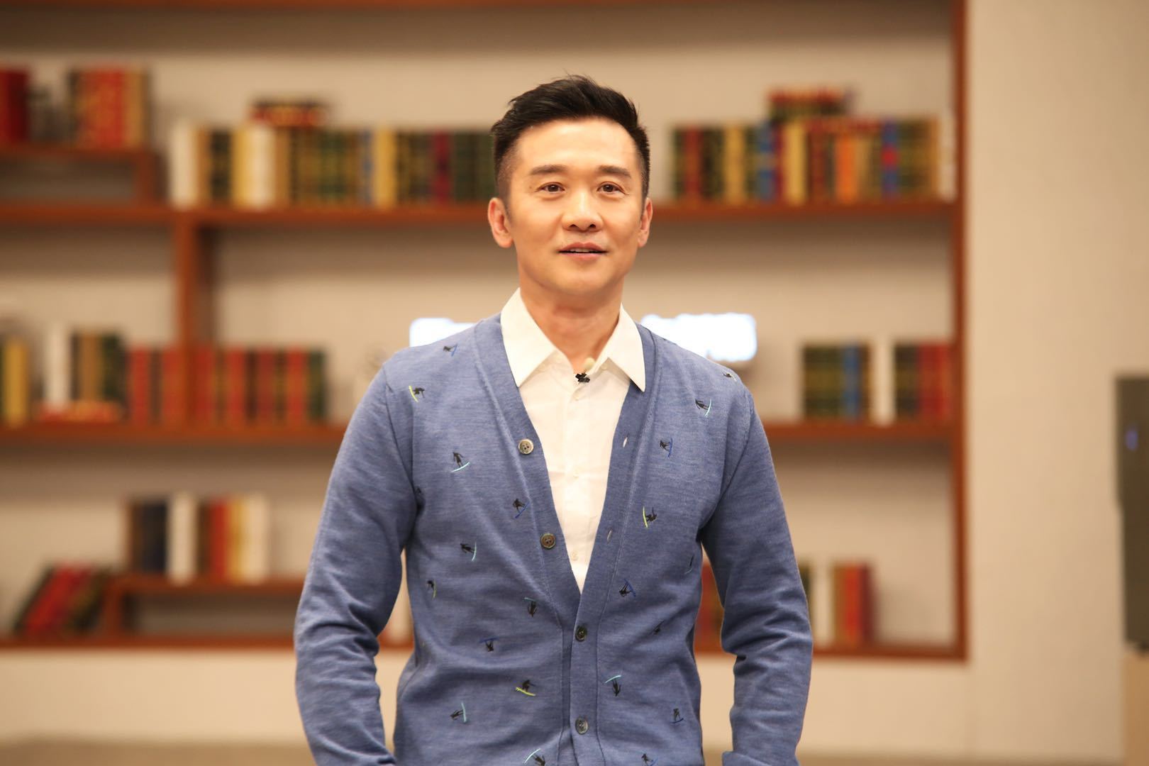 黄志忠|52岁黄志忠被批没素质,在禁烟区吞云吐雾丢烟头,周围满是易燃物