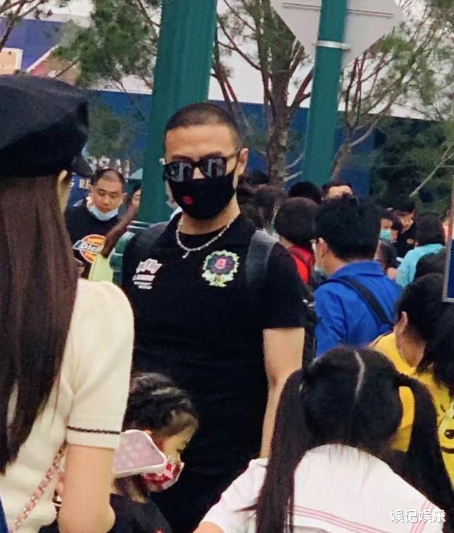 章子怡|汪峰一家五口逛环球影城，章子怡全程抱着小儿子，弟弟眉眼更像爸爸