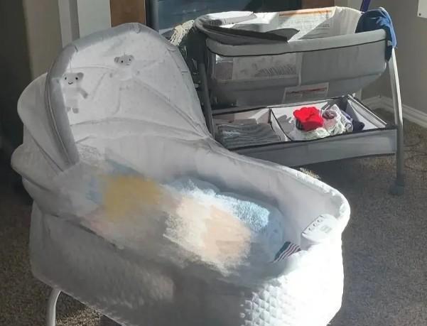 张恒|张恒带娃被拍,父子三人挤在25平米小房间,婴儿床只能共用一个