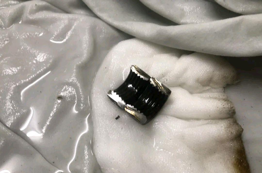 医生 男子下体卡螺母充血膨胀，医生束手无策，消防切割90分钟取出