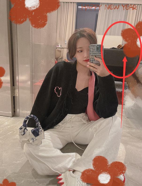 明星|程潇家里玩自拍，无意暴露沙发上“私人物品”，原来明星也这样？