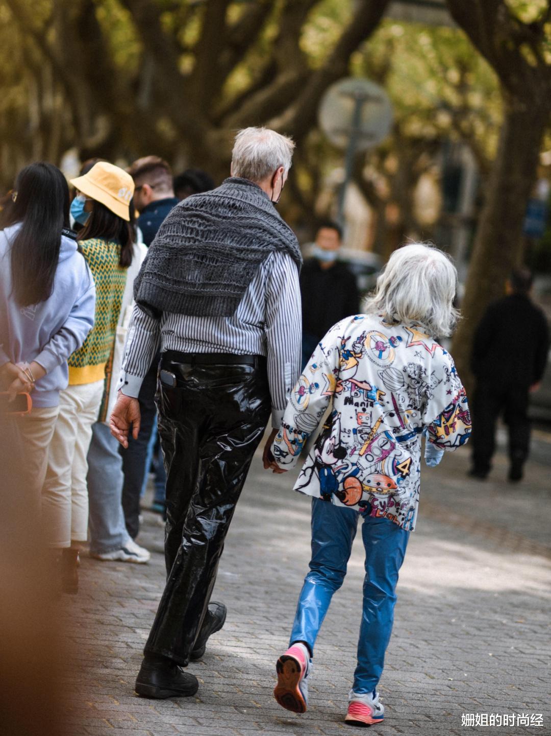 姗姐的时尚经|上海“老年人”街拍火了,打扮不老气、不扮嫩,简约大方就很美