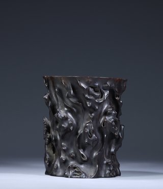 小叶紫檀|清代：小叶紫檀木雕·仿树桩式文房笔筒