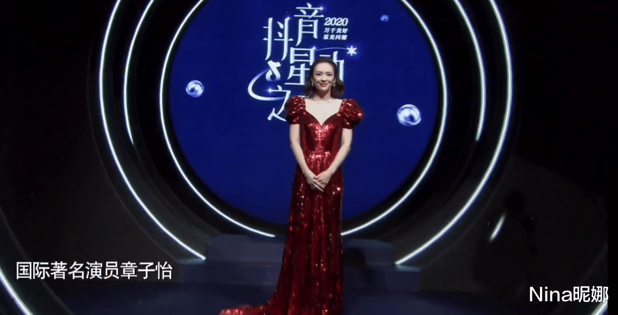 山河令|章子怡独自冲浪，42岁穿露脐泳衣秀少女身材，生完俩娃没有一丝赘肉