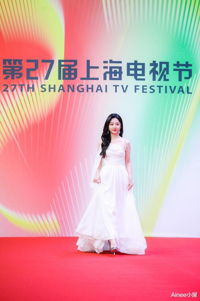 裙装|谭松韵改走成熟路线了，穿白色长裙配卷发，红唇看着挺有味道的