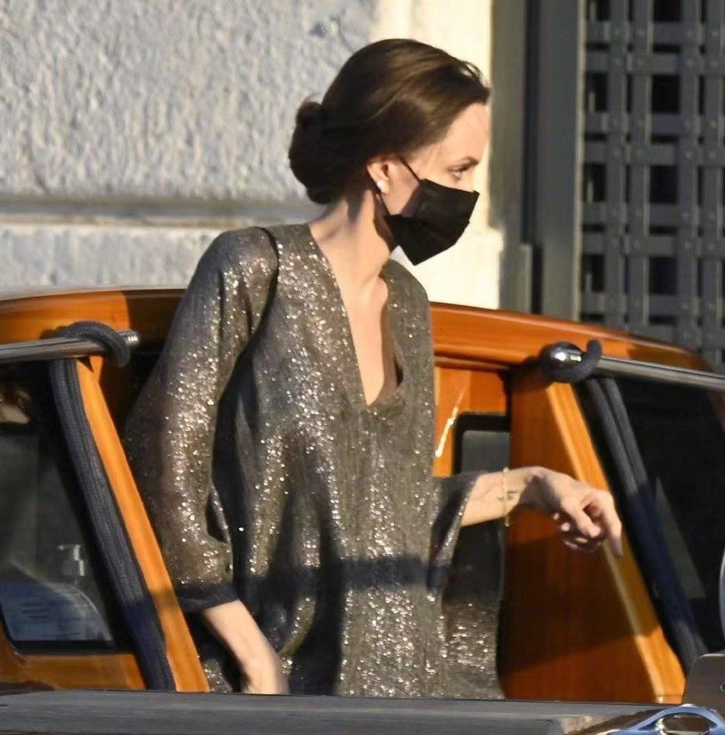 时尚风行派|安吉丽娜朱莉穿深V出街！星空亮片太璀璨，被保镖搀扶霸气似女王