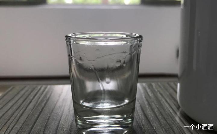 五粮液 陶坛存酒好？五粮液用玻璃瓶，茅台用乳玻瓶，陶瓷瓶为何无人问津