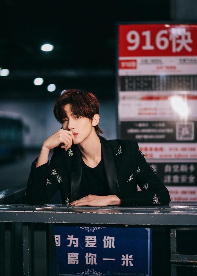 白敬亭|白敬亭京城街头夜景大片 All black造型攻气足