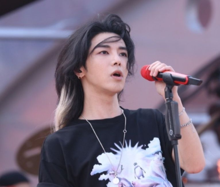 华晨宇|演唱会成蹦迪现场？导演刘信达炮轰华晨宇，喊话演出协会管管他