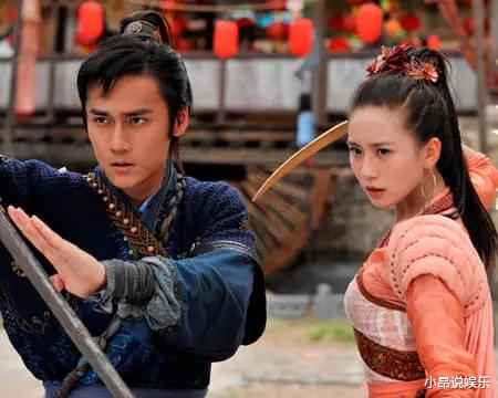 龚俊|蒋劲夫现身电脑城挑手机，满身大汗衣服被浸湿，花臂瞩目如社会人